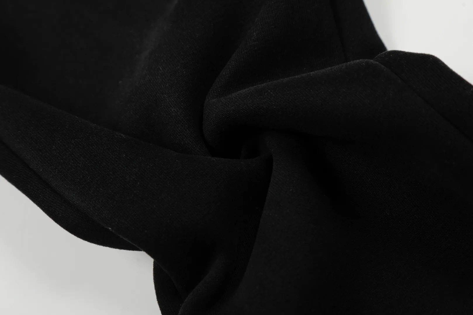 P230 Top quality" Style number: T7005# [Ralph Lauren solid color pony embroidered logo thickened velvet legged trousers] ✅Ralph Lauren Ralph Lauren classic basic versatile unisex autumn and winter velvet legged trousers ✅Pure cotton high-gram velvet thickened fabric The upper body is comfortable and warm ✅The version is restored to the original version The maximum size can be worn up to 180 pounds Loose, comfortable and stress-free ✅The upper body is simple and easy to wear ootd must-have. Good-looking clothes are never picky. A must-have in couples’ wardrobes. Size: S-XL. Color: Black, Gray, Navy Khaki.